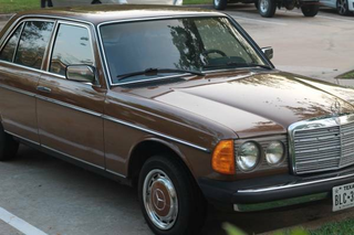 Illustration for article titled It Doesn't Get Any More Jalopnik Than A Cheap Brown 4-Speed Diesel Mercedes-Benz Sedan
